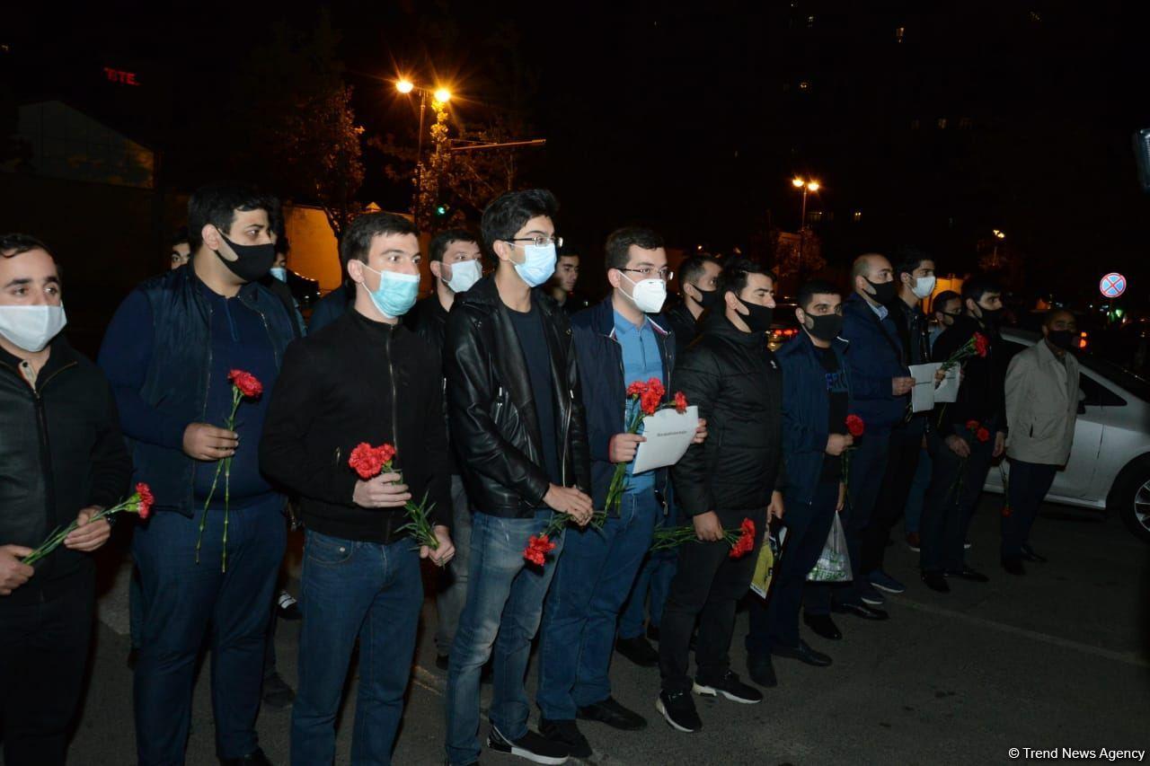 Подростки почтили память гражданина России, погибшего в результате обстрела Гянджи ВС Армении