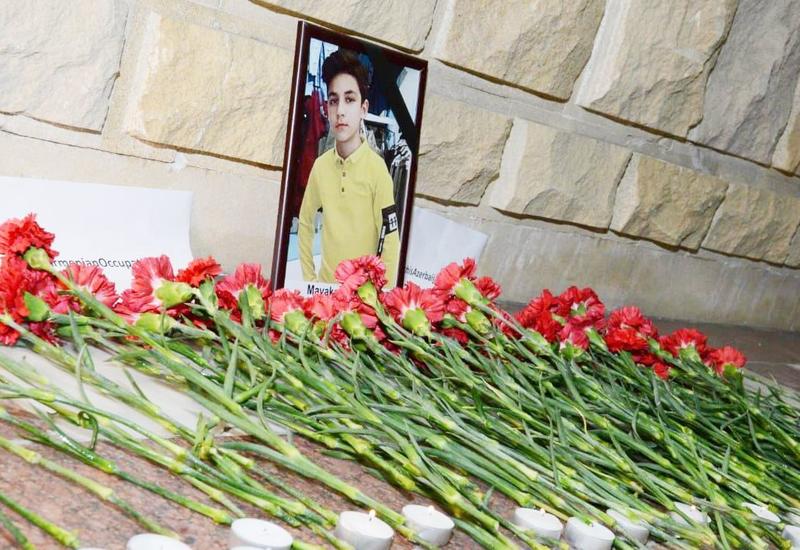 Жители Баку несут цветы к посольству России после гибели 13-летнего Артура Маякова