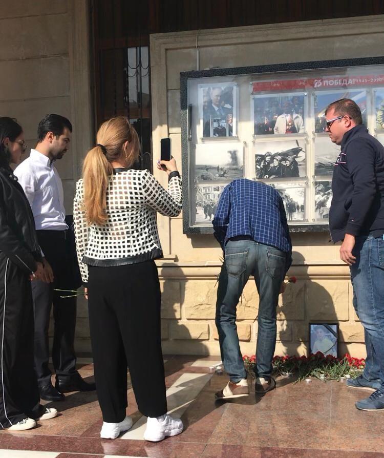 Жители Баку несут цветы к посольству России после гибели 13-летнего Артура Маякова