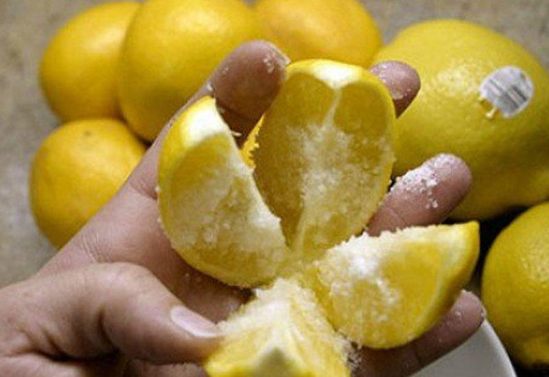 1 limonu 4 hissəyə bölün, üzərinə duz töküb mətbəxə qoyun, bu sizin bütün həyatınızı dəyişəcək!