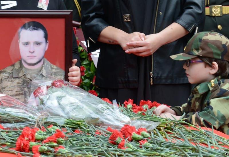 Проходит церемония прощания с шехидом Дмитрием Солнцевым