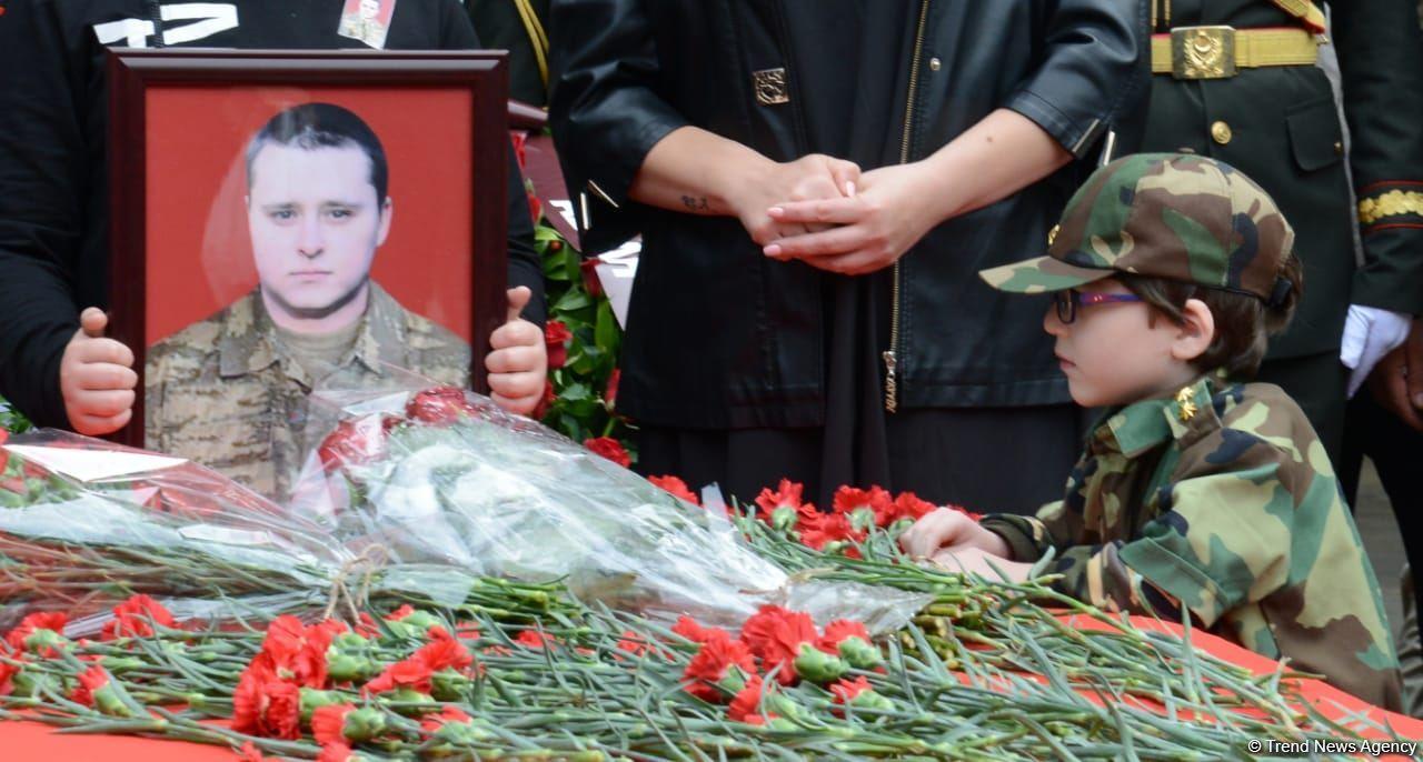 Проходит церемония прощания с шехидом Дмитрием Солнцевым