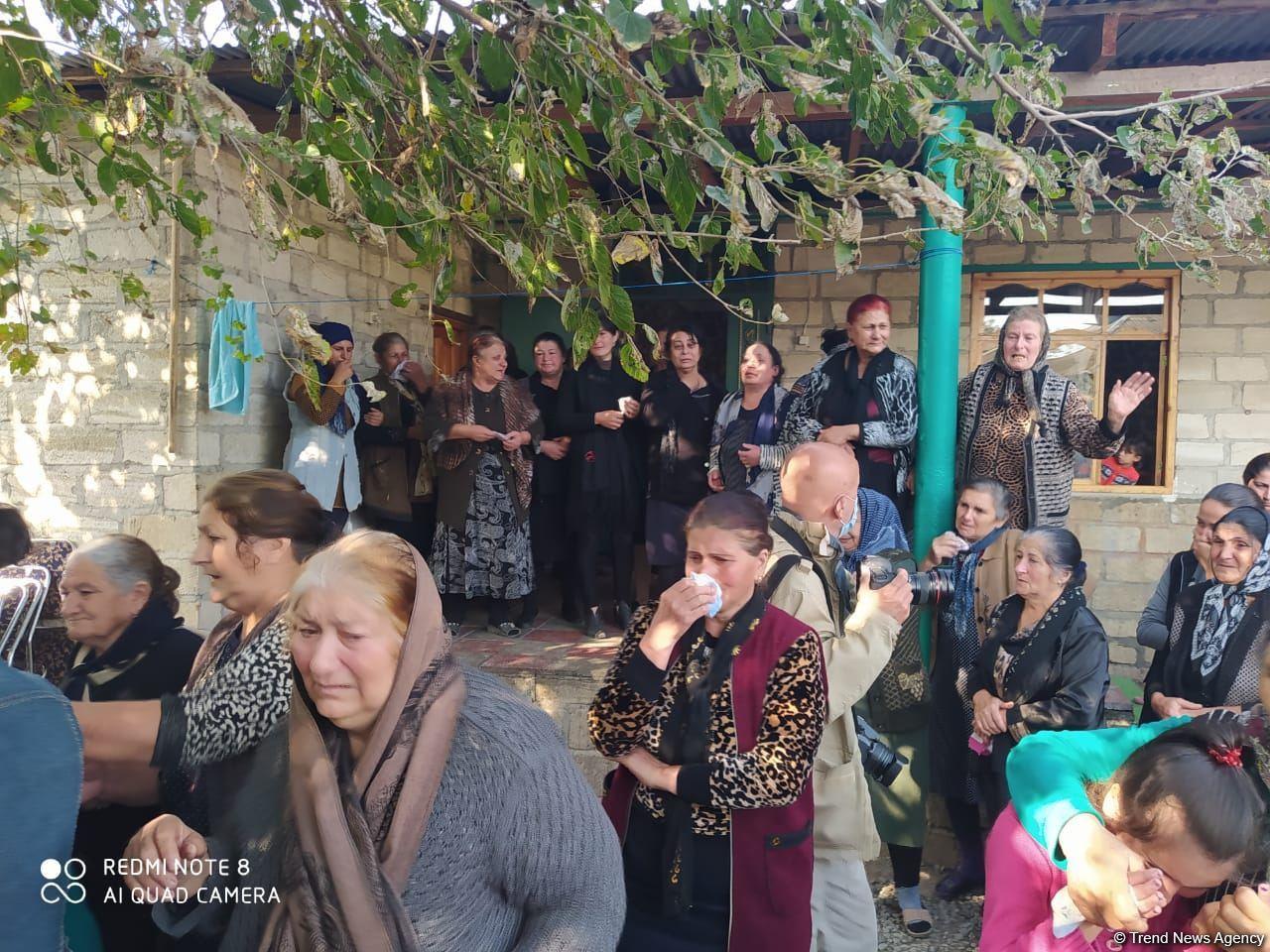 Жители Барды прощаются с погибшей от армянского террора 7-летней Айсу