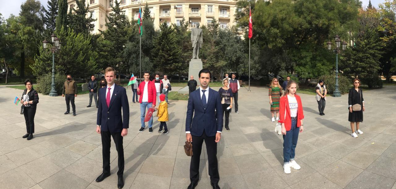 К посольству Турции в Азербайджане возложены цветы