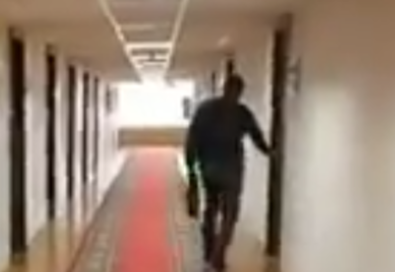 Предлагающий бомбить Баку подлец Евсеев спрятался от журналиста в кабинете прощелыги Затулина