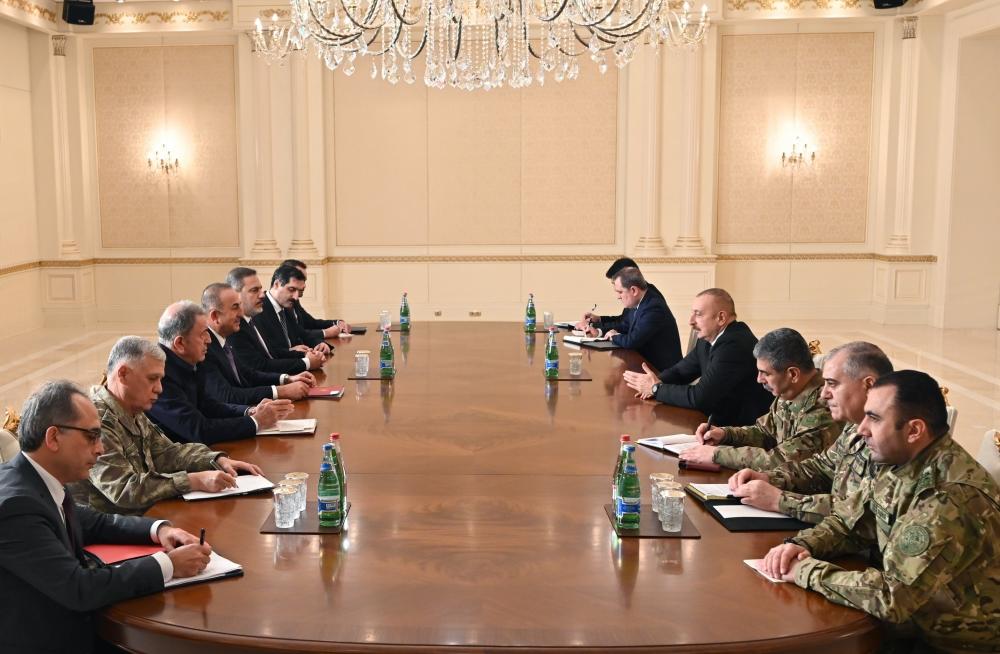 Президент Ильхам Алиев принял министров иностранных дел, национальной обороны и начальника Национальной разведывательной организации Турции