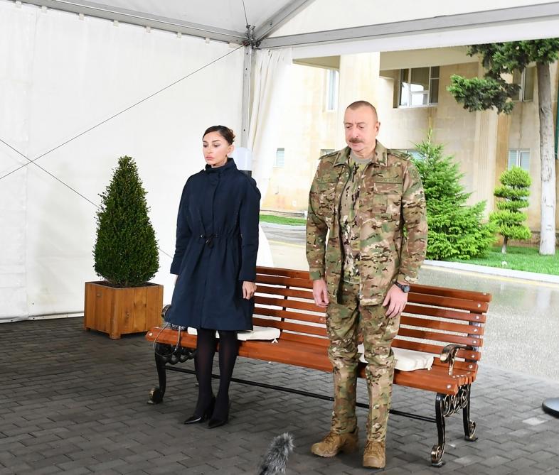 Президент Ильхам Алиев и Первая леди Мехрибан Алиева встретились с военнослужащими, проходящими лечение в Клиническом медицинском центре №1
