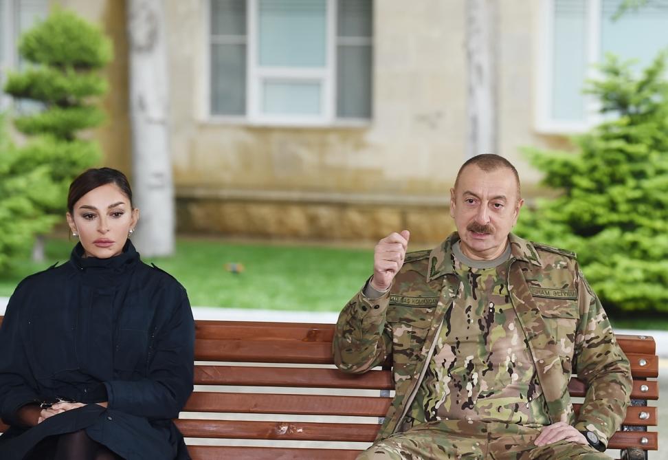 Президент Ильхам Алиев и Первая леди Мехрибан Алиева встретились с военнослужащими, проходящими лечение в Клиническом медицинском центре №1
