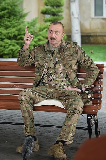 Президент Ильхам Алиев и Первая леди Мехрибан Алиева встретились с военнослужащими, проходящими лечение в Клиническом медицинском центре №1