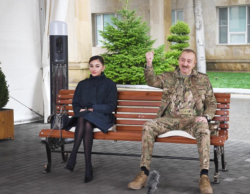Президент Ильхам Алиев и Первая леди Мехрибан Алиева встретились с военнослужащими, проходящими лечение в Клиническом медицинском центре №1