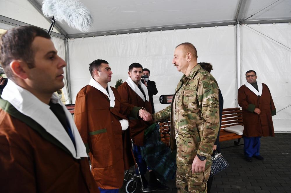 Президент Ильхам Алиев и Первая леди Мехрибан Алиева встретились с военнослужащими, проходящими лечение в Клиническом медицинском центре №1