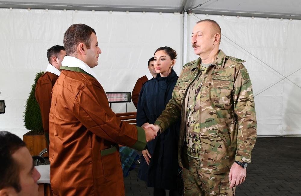 Президент Ильхам Алиев и Первая леди Мехрибан Алиева встретились с военнослужащими, проходящими лечение в Клиническом медицинском центре №1