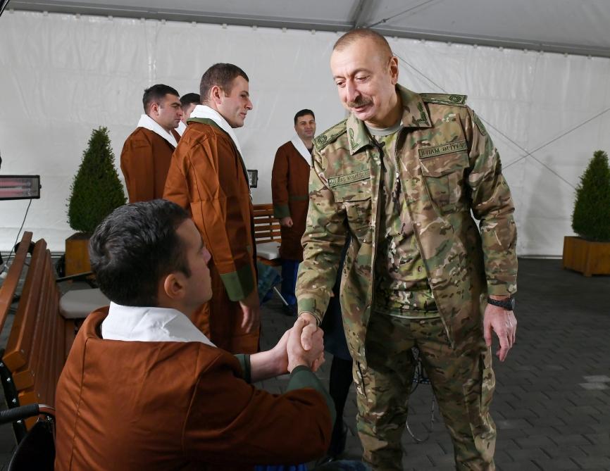 Президент Ильхам Алиев и Первая леди Мехрибан Алиева встретились с военнослужащими, проходящими лечение в Клиническом медицинском центре №1