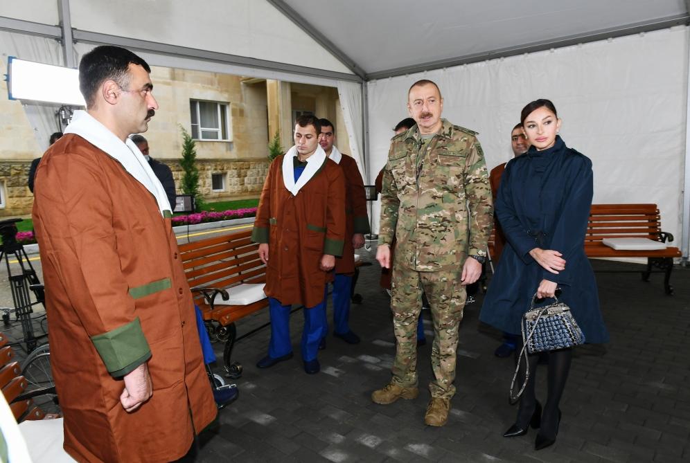 Президент Ильхам Алиев и Первая леди Мехрибан Алиева встретились с военнослужащими, проходящими лечение в Клиническом медицинском центре №1
