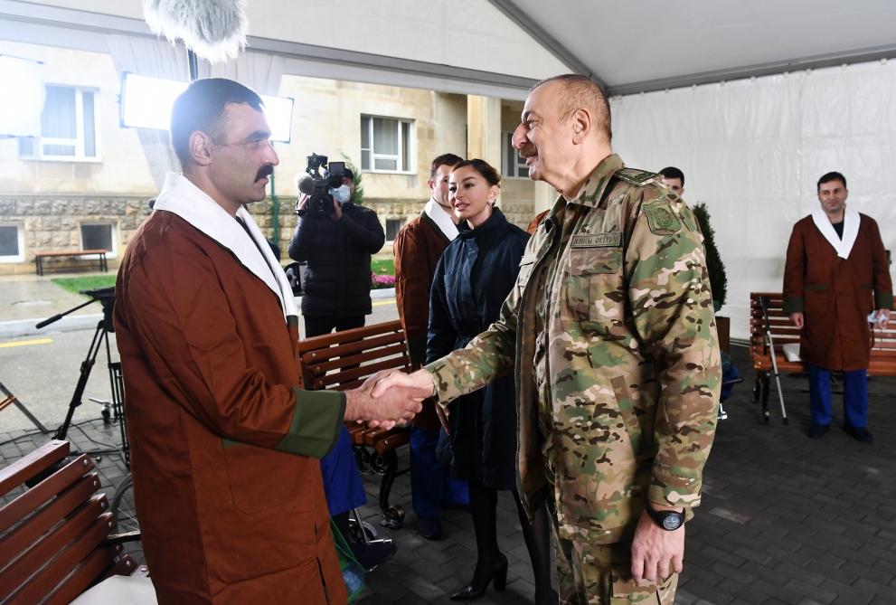 Президент Ильхам Алиев и Первая леди Мехрибан Алиева встретились с военнослужащими, проходящими лечение в Клиническом медицинском центре №1