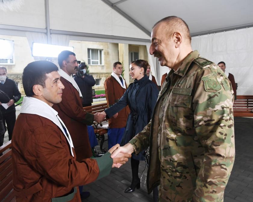 Президент Ильхам Алиев и Первая леди Мехрибан Алиева встретились с военнослужащими, проходящими лечение в Клиническом медицинском центре №1