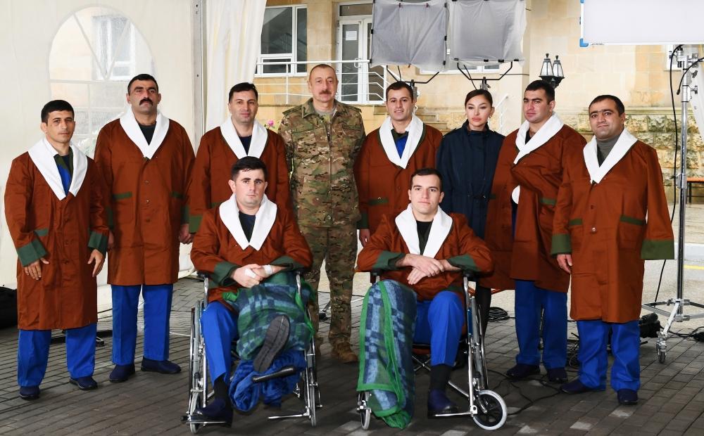 Президент Ильхам Алиев и Первая леди Мехрибан Алиева встретились с военнослужащими, проходящими лечение в Клиническом медицинском центре №1