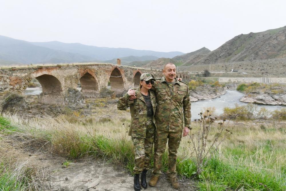 Президент Ильхам Алиев и Первая леди Мехрибан Алиева побывали в освобожденных от оккупации Физулинском и Джебраильском районах, в том числе в городах Физули и Джебраил