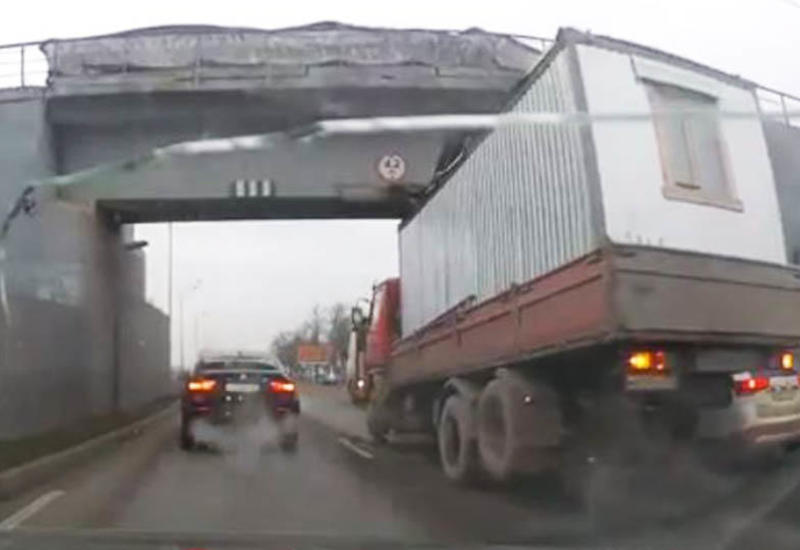 В Петербурге грузовик застрял под "мостом глупости"