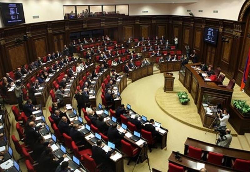 Оппозиция в Армении снова требует внеочередного заседания парламента