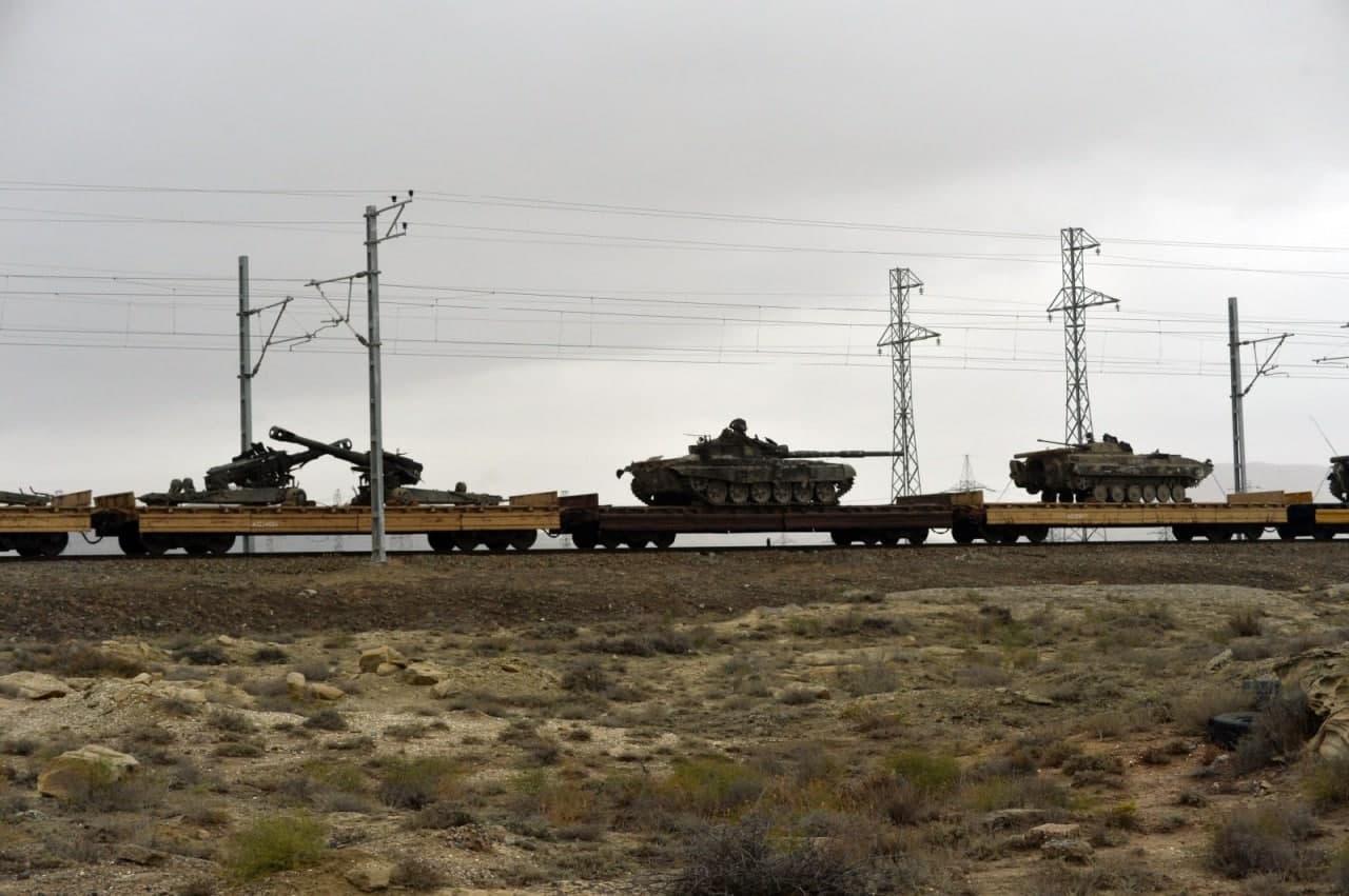 Армянская военная техника, захваченная в качестве трофеев, перевозится в Баку