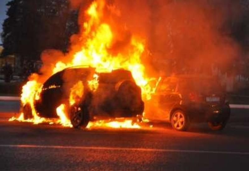 В Баку загорелся автомобиль марки Porsche