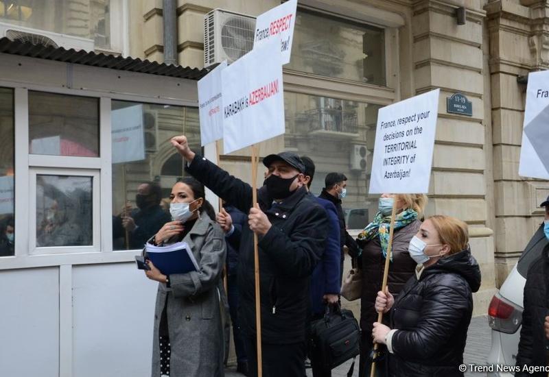 Перед посольством Франции в Азербайджане прошел пикет