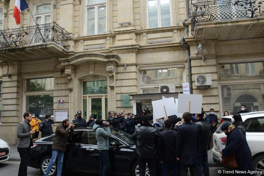 Перед посольством Франции в Азербайджане прошел пикет