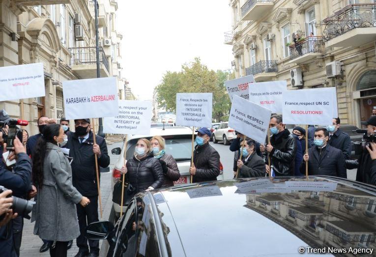Перед посольством Франции в Азербайджане прошел пикет