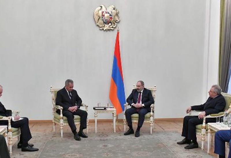 Пашинян оскорбил российскую делегацию в Ереване - где флаг?
