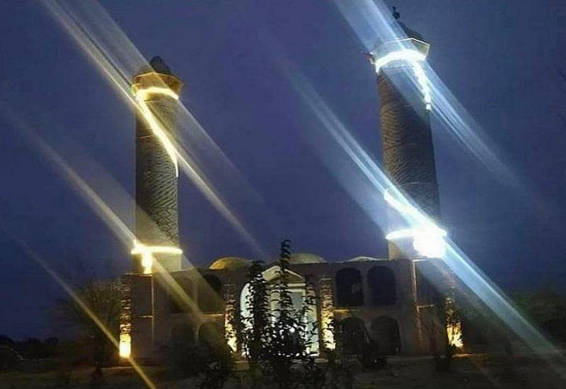 Ночное освещение мечети в освобожденном Агдаме