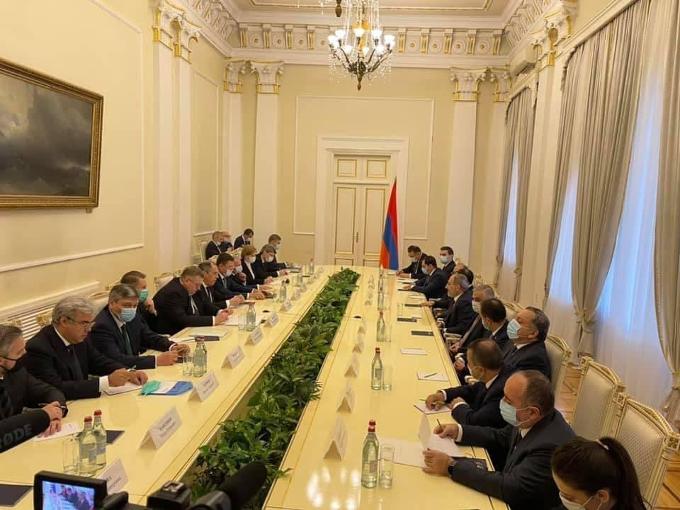 Пашинян оскорбил российскую делегацию в Ереване - где флаг?