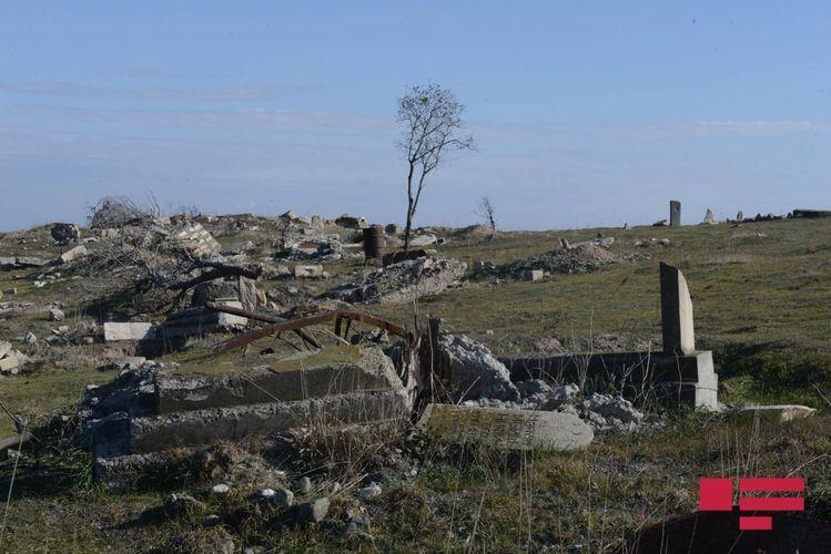 Армяне разрушили и засеяли пшеницей кладбище в селе Кюрдлер Физулинского района