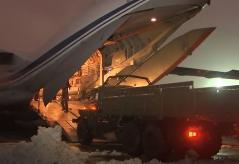 ВКС России доставили технику в зону проведения миротворческой операции в Карабахе