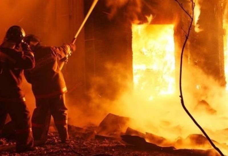 В Баку произошел пожар в двухэтажном доме