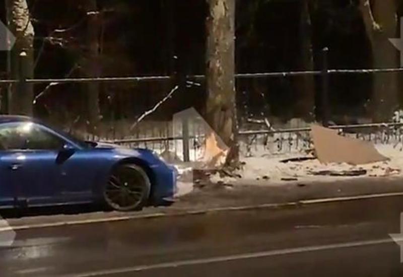 Семья на Porsche протаранила дерево в Москве и попала в больницу