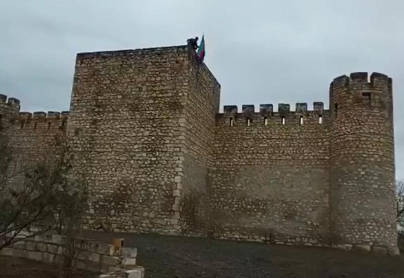 Азербайджанские солдаты водрузили национальный флаг над крепостью Шахбулаг в Агдаме