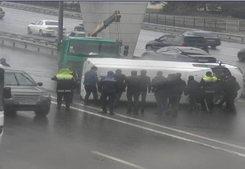 На одной дороге в Баку произошли 2 крупные аварии