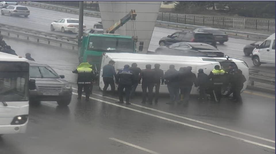 На одной дороге в Баку произошли 2 крупные аварии
