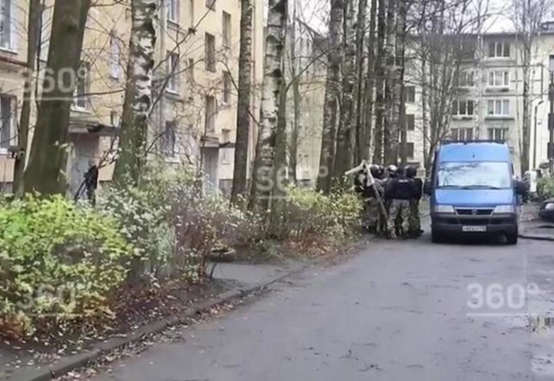Спецназ готовится к штурму квартиры в Колпино, где мужчина захватил в заложники детей