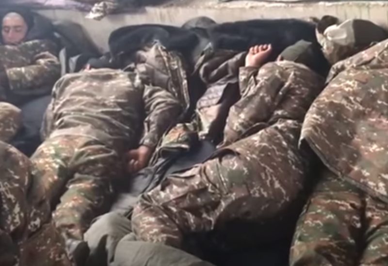 Раненые армянские солдаты спят на бетоне