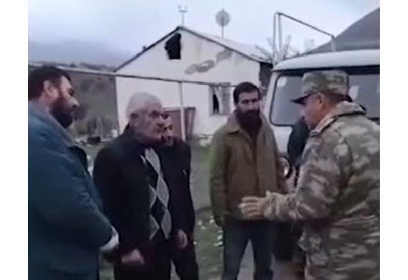 Азербайджанские военные помогают армянам покинуть село Гюлаблы в Агдаме