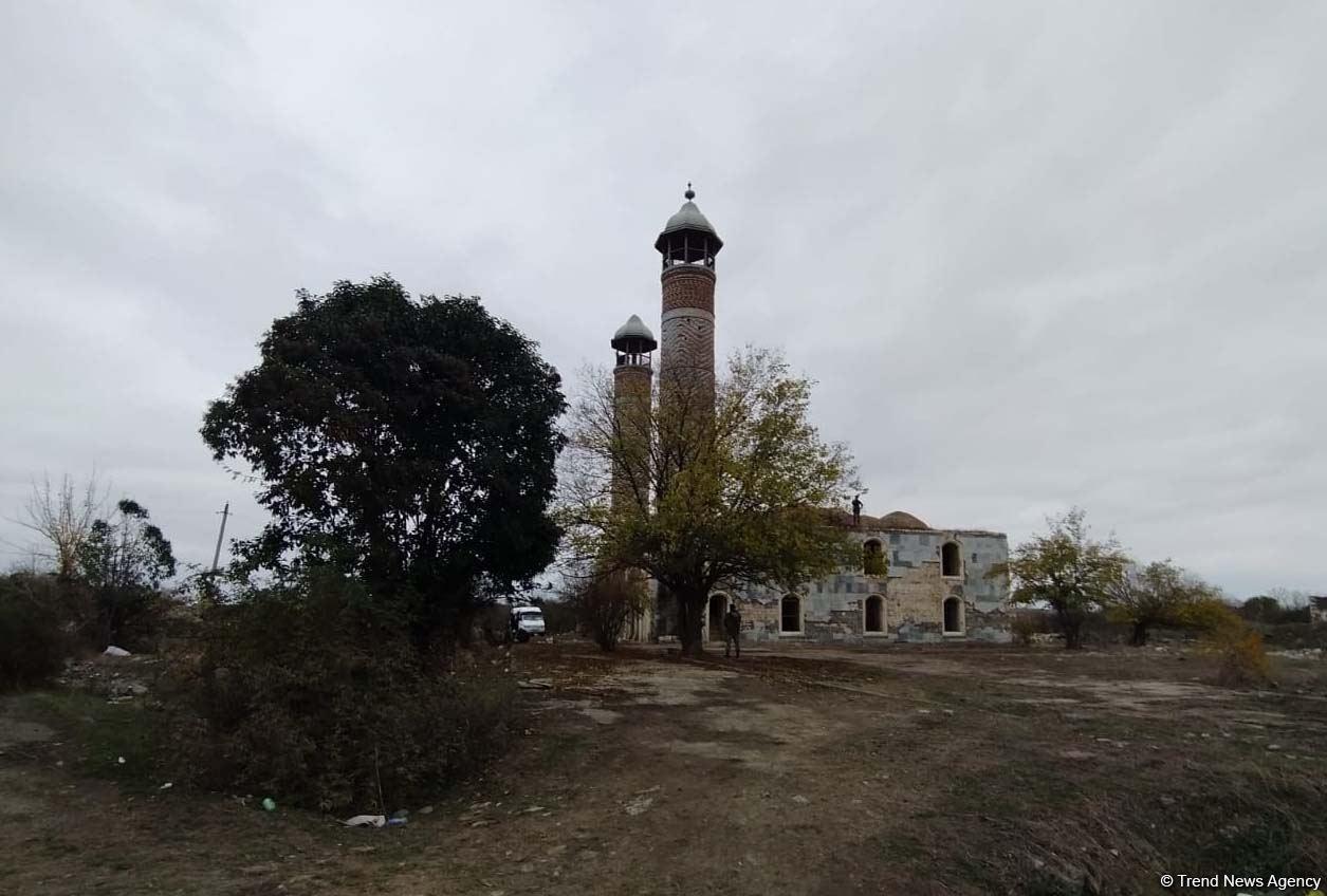 Пророческие слова из Корана на входе в чудом уцелевшую Агдамскую мечеть