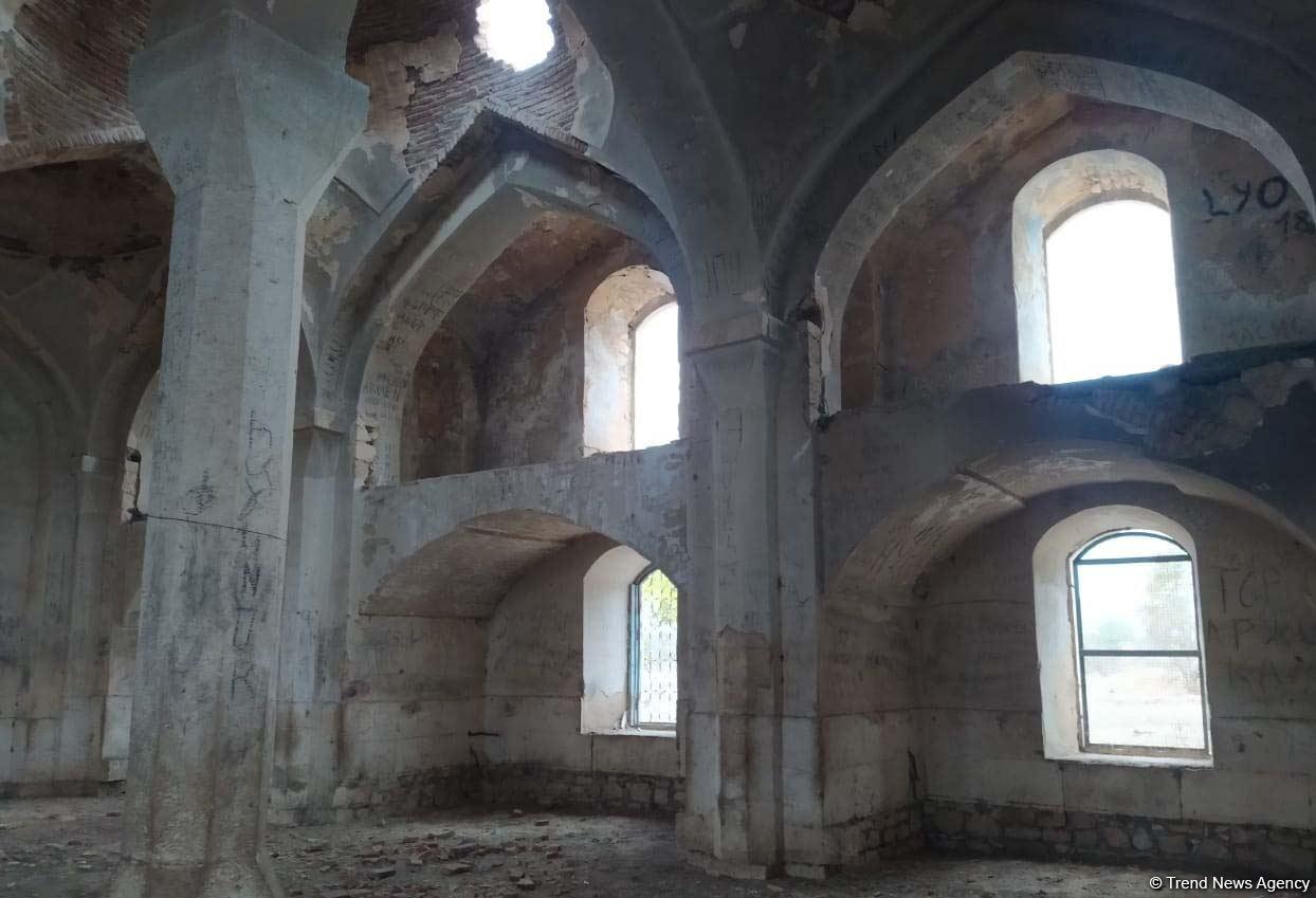 Пророческие слова из Корана на входе в чудом уцелевшую Агдамскую мечеть