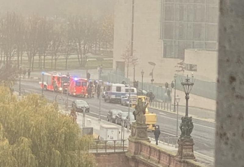 Автомобиль врезался в ворота здания ведомства канцлера Германии