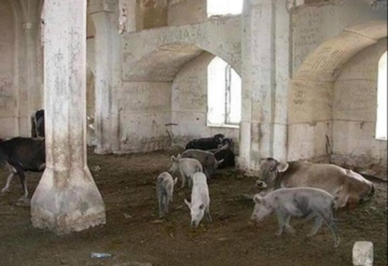 Армяне превратили еще одну азербайджанскую мечеть в хлев