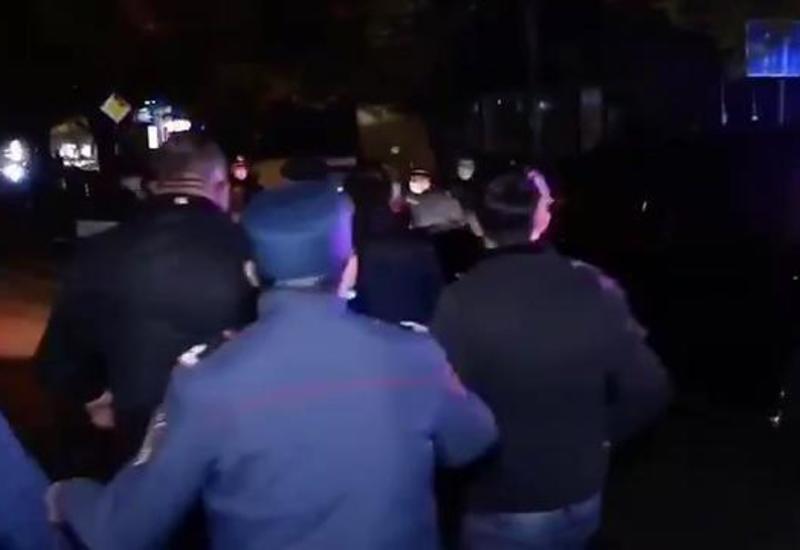 Армяне заблокировали кортеж Пашиняна