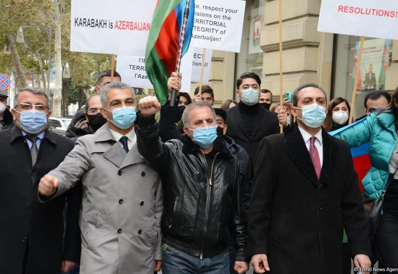 Перед посольством Франции в Баку проходит акция протеста