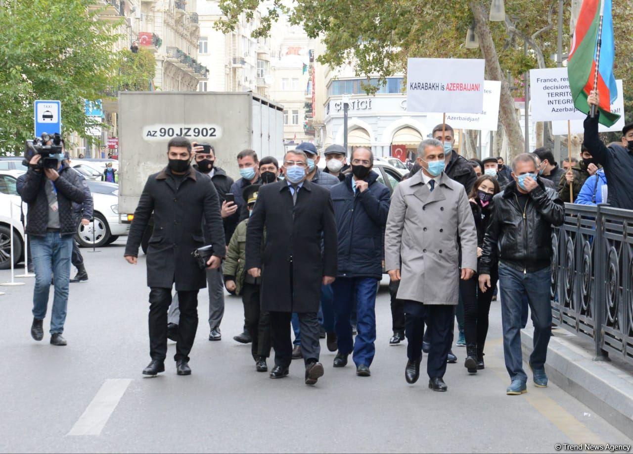 Перед посольством Франции в Баку проходит акция протеста