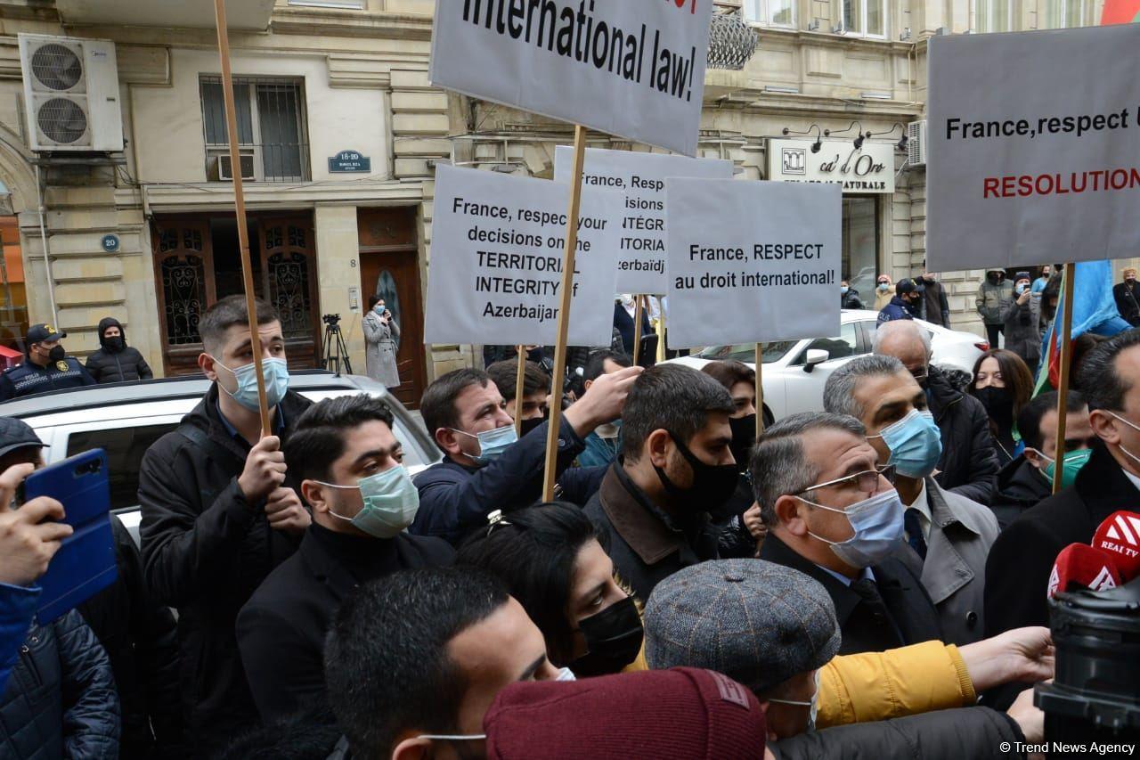 Перед посольством Франции в Баку проходит акция протеста